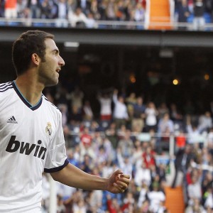 九游手游官网-法甲决胜瞬间，专家深度剖析战术布置中的微妙变化与应变能力，法甲胜负关系