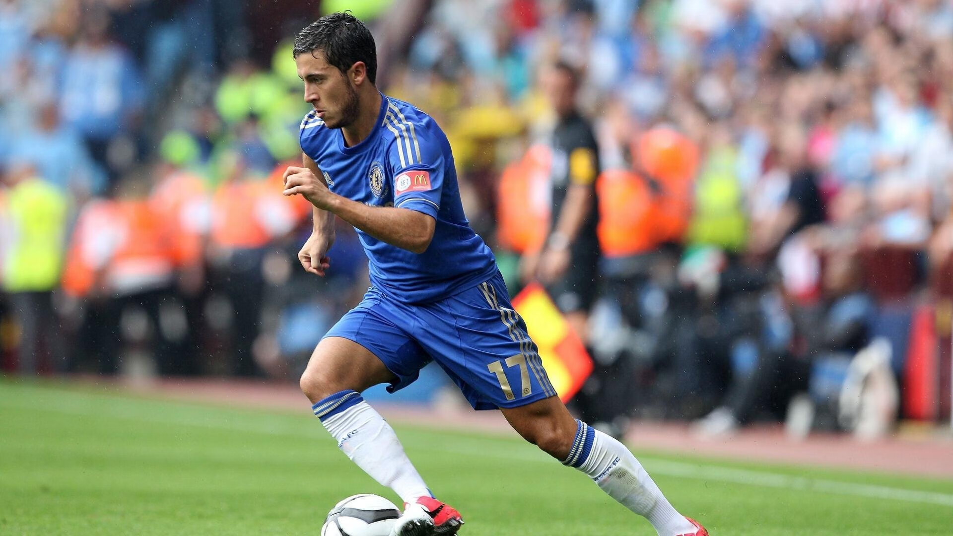 国内足球联赛阵容调整频繁,球队整体实力提升,中国足球联队